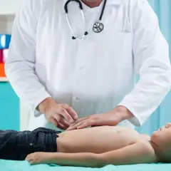 Ból brzucha u dziecka: Co podać? Domowe sposoby i kiedy do lekarza.