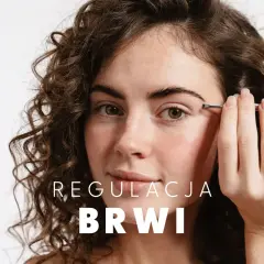 Kobieta z kręconymi włosami precyzyjnie reguluje swoje wyregulowane brwi pęsetą.