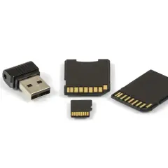 Speicherkarten und USB-Stick: Lösungen, um den **MacBook Speicher erweitern** und Platz schaffen.