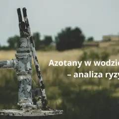 Stara pompa wodna na tle pól. Tekst: "Azotany w wodzie pitnej - analiza ryzyka".