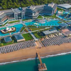 LAGO HOTEL: rozległy kompleks z basenami, zjeżdżalniami wodnymi i plażą z leżakami, otoczony zielenią.