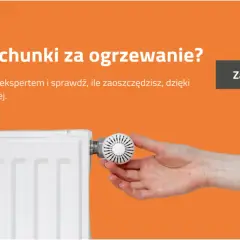Ręka reguluje termostat grzejnika. Dowiedz się, jak obliczyć zapotrzebowanie energetyczne domu i obniżyć rachunki za ogrzewanie.