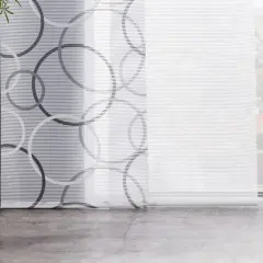 Moderne Flächenvorhänge mit Kreis-Muster, die sich wie ein stilvolles store waschen über das Fenster legen.