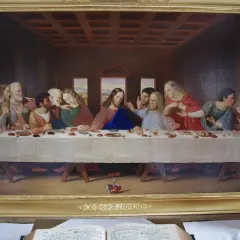 Das Abendmahl Bild Original: Jesus und seine Jünger sitzen an einer langen Tafel. Die Szene ist dramatisch und emotional.