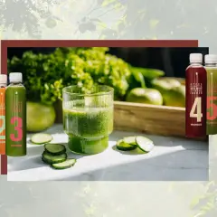 Erfrischende Säfte in Flaschen und ein Glas grüner Saft. Meine Saftkur Erfahrungen sind positiv, die Säfte schmecken toll!