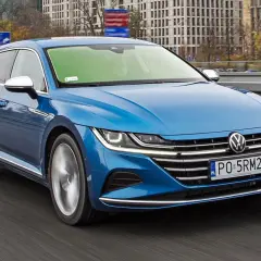 Niebieski Volkswagen Arteon na drodze, sprawdzam jego aktualną volkswagen arteon cena.