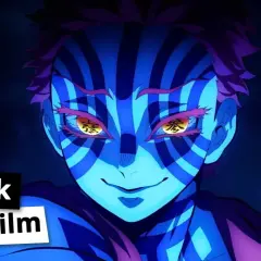 Akaza, der obere Dämon, mit seinen markanten blauen Streifen und gelben Augen, ist bereit für die **Demon Slayer Staffel 3**.