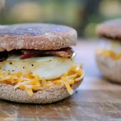 Pyszny mcmuffin farmerski z jajkiem, bekonem i serem. Idealny na śniadanie, choć warto pamiętać o jego kcal.