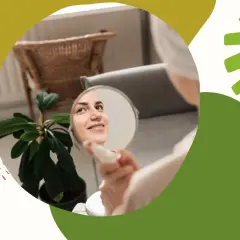 Kobieta patrzy w lustro, zastanawiając się, **hydrolat co to** jest i jak może odświeżyć jej cerę. Obok roślina.