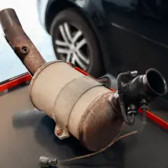 Zużyty DPF z VW, z widocznymi śladami sadzy. Trudno określić ile gram sadzy w dpf vw, ale wygląda na zapchany.
