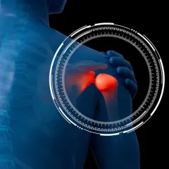 Focus su esercizi per artrosi spalla: immagine 3D di spalla infiammata, con cerchio tecnologico.