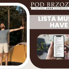 Mężczyzna z radością wita biwak, a lista "must-have" na telefonie podpowiada, co zabrać na biwak.
