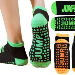 Skarpety sportowe antypoślizgowe z napisem "JUMP!" i zielonymi lub pomarańczowymi wypustkami dla lepszej przyczepności.