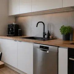 Nowoczesna kuchnia z drewnianym blatem przy zlewie. Dowiedz się, jak zabezpieczyć blat drewniany przy zlewie, by służył latami.