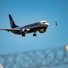 Boeing 737 Ryanair zbliża się do lądowania. Zastanawiasz się, ile pali taki samolot?