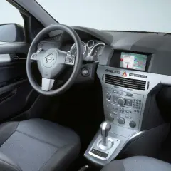 Wnętrze Opla Astry H hatchback: kierownica, deska rozdzielcza z nawigacją, dźwignia zmiany biegów i siedzenie.