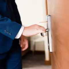 Mężczyzna w garniturze otwiera drzwi. Czy właściciel może wejść do mieszkania, które wynajmuje?