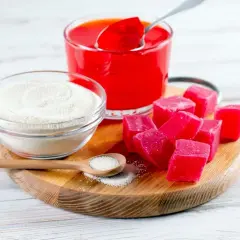 Agar, czyli substancja żelująca, w proszku i w postaci czerwonych kostek galaretki.