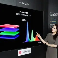 Kobieta prezentuje technologię 4. generacji OLED z ulepszonym tandem RGB, zapewniającą lepszą jasność i kolory.