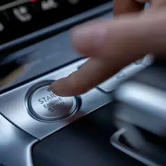Palec naciska przycisk "START ENGINE STOP", rozpoczynając lub kończąc podróż.