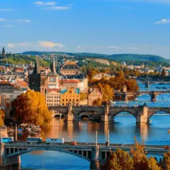 Prag: malerische Altstadt mit vielen Brücken über die Moldau, ein Ort für Geheimtipps und unvergessliche Ausblicke.