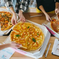 Jaką pizzę ma najmniej kalorii? Oto zdrowe opcje dla Ciebie