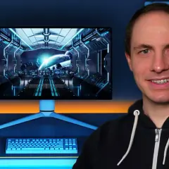 Mann vor einem Gaming-Setup mit Weltraum-Hintergrund auf dem Monitor. Die Frage, wie viel FPS das Auge sehen kann, wird hier visuell thematisiert.