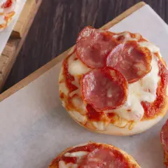 Mini pizze z salami i serem, idealne na szybką przekąskę. Sprawdź, ile mają mini pizza kcal!