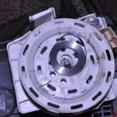 Mechanizm zwijacza z nawiniętą sprężyną. Zobacz, jak nawinąć sprężynę w zwijaczu, by działał sprawnie.