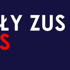 Niebieskie tło z białym napisem "MAŁY ZUS" i czerwonym "PLUS". Po prawej stos czerwonych monet.