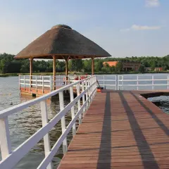 Drewniany pomost nad wodą, zadaszona altana i kąpielisko na zalewie Siemiatycze.