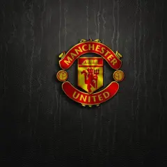 Herb Czerwonych Diabłów Manchester United na czarnym, skórzanym tle.