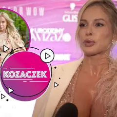 Kobieta z blond włosami w beżowej marynarce i sukience w kwiaty, obok okrągły element z napisem KOZACZEK.