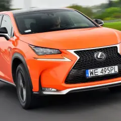 Pomarańczowy Lexus NX 300h w ruchu. Czy to początek usterki, czy tylko dynamiczna jazda?