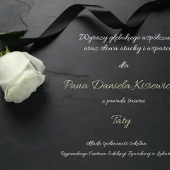 Biała róża i czarna wstęga symbolizują wspomnienie o zmarłym. Wyrazy współczucia dla Pana Daniela Kisiewicza z powodu śmierci Taty.