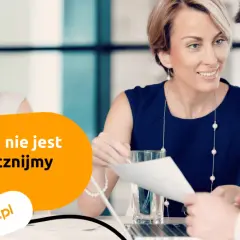 Trzy osoby przy stole omawiają dokumenty. Napis: "Interpunkcja nie jest straszna. Zacznijmy od przecinka".