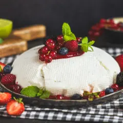 Erfrischende Joghurtbombe mit Beeren und Minze. Ein leichtes Dessert, das perfekt zu jedem Anlass passt. Dieses joghurtbombe rezept ist ein Genuss!