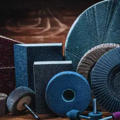 Variedad de herramientas abrasivas, como discos, lijas y esponjas, listas para dejar cualquier superficie lisa.