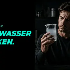 Mann mit fragendem Blick hält ein Glas mit salzigem Rand. Der Text "SALZWASSER TRINKEN." ist prominent platziert.