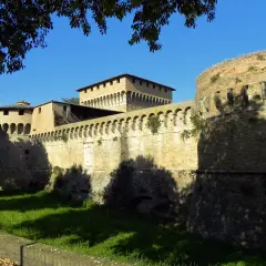 Rocche e mura imponenti, un esempio di cosa vedere a Forlì. Un luogo storico che incanta con la sua architettura.