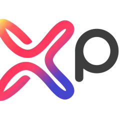 Logo Axpo Polska. Szare litery "axpo" z kolorowym, gradientowym elementem graficznym w środku. Szukając Axpo Polska opinie, warto zwrócić uwagę na ten znak.