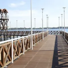 Drewniane molo z wieżą ratowniczą i latarniami, idealne na spacer. Pogoria 3 zachwyca.