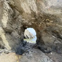 Arco natural en las calas de Villaricos, con el mar azul al fondo y rocas erosionadas.