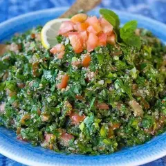 Zeinas tabbouleh, en fräsch persiljesallad med tomat och bulgur, toppad med citron och mynta.