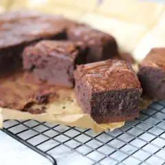 Pyszne, klasyczne brownie przepis. Czekoladowe kwadraty na kratce, pachnące domem.