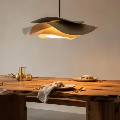 Lampara moderna sobre mesa de madera rústica, lista para una cena elegante.