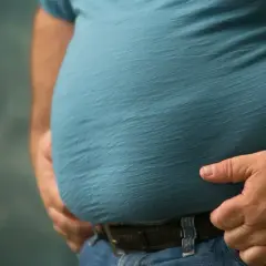 Osoba z widocznym brzuchem, potencjalnie zmagająca się z zespołem metabolicznym.