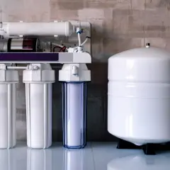 System odwróconej osmozy z trzema filtrami i zbiornikiem. Czysta, woda filtrowana dla zdrowia.