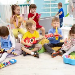 Dzieci grają na instrumentach w przedszkolu. Czy przedszkola są płatne? Ta radosna lekcja muzyki sugeruje, że warto!