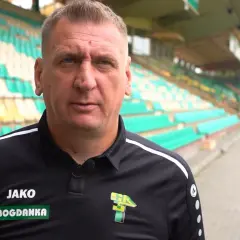 Kamil Kieres, trener, na tle pustych trybun stadionu.